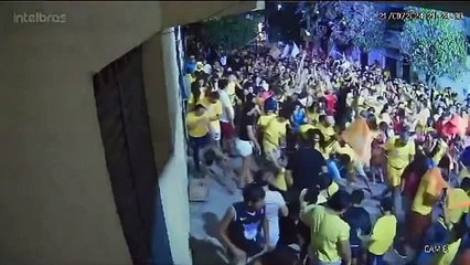 Vídeo: “chuva de dinheiro” marca ato de prefeita que tenta reeleição