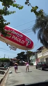 Dirigível contratado pelo São Paulo cai em casa e deixa pessoas feridas
