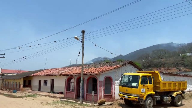 Valles cruceños: El fuego azota a Mendiola pese a descargas de agua del Tanker Electra