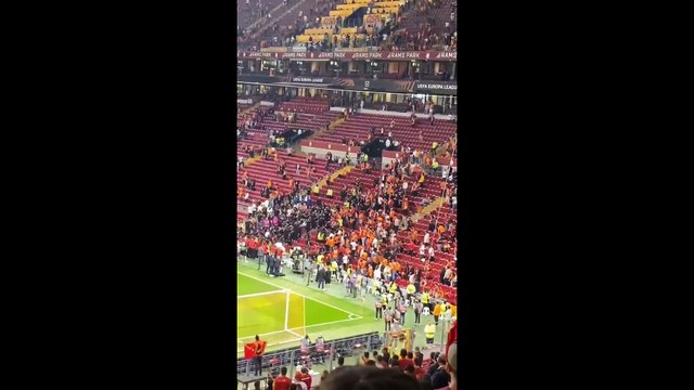 Maç öncesi Galatasaray ve PAOK taraftarları arasında gerginlik yaşandı!