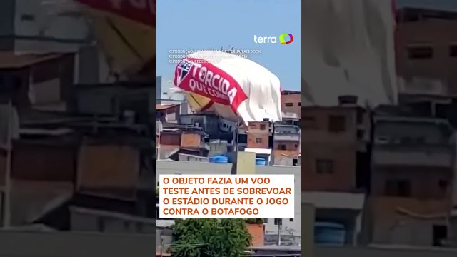 Dirigível que fazia publicidade para o São Paulo FC cai sobre casas em Osasco (SP) #shorts