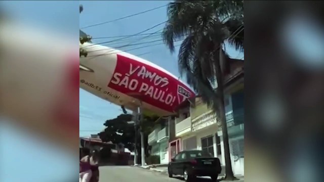 Dirigível do São Paulo FC cai em residência e deixa dois feridos em Osasco