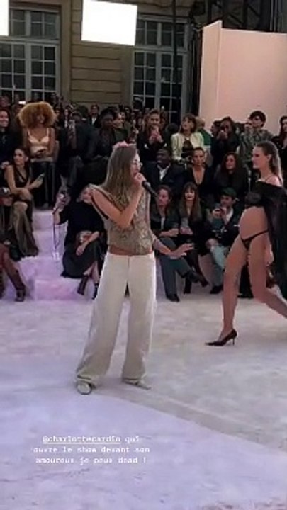 L'ex-Miss France Laury Thilleman en a été témoin comme elle l'a dévoilé dans sa story InstagramAliocha Schneider en admiration devant le talent de sa compagne Charlotte Cardin au défilé Etam