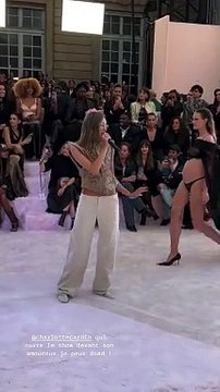 L'ex-Miss France Laury Thilleman en a été témoin comme elle l'a dévoilé dans sa story InstagramAliocha Schneider en admiration devant le talent de sa compagne Charlotte Cardin au défilé Etam