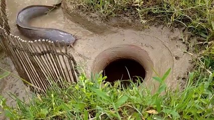 Magical fishing trap, a water pipe and a can, the uncle caught 20 kilograms of fish in 6 minutes - Xigua Video