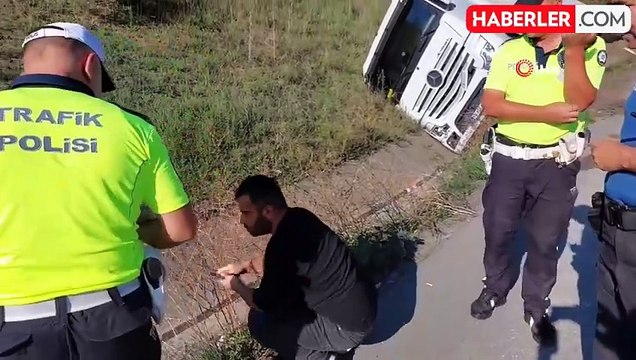 Polis, devrilen tır sürücüsüne su ikram ederek teselli etti