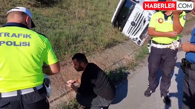 Polis, devrilen tır sürücüsüne su ikram ederek teselli etti