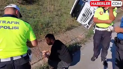 Polis, devrilen tır sürücüsüne su ikram ederek teselli etti