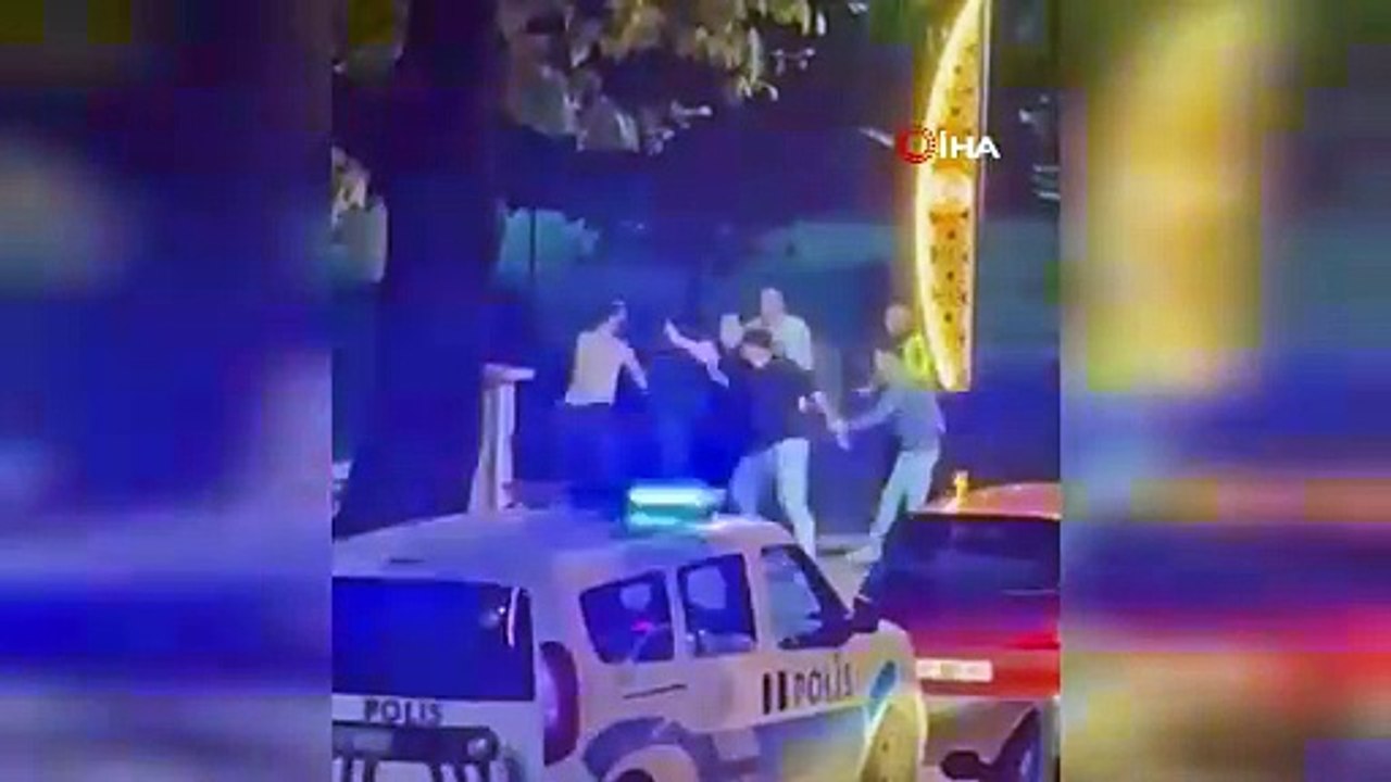 Polise silah çekti 'Seni yazdım' diye tehditler savurdu, ardından serbest bırakıldı! O anlar kameraya yansıdı - TGRT Haber