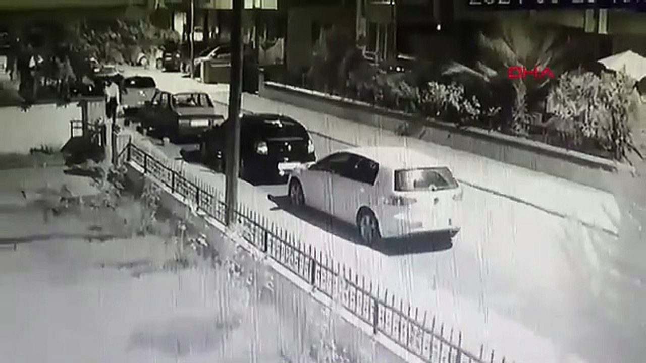 Yolda yürüyen kadına bıçaklı saldırı kamerada