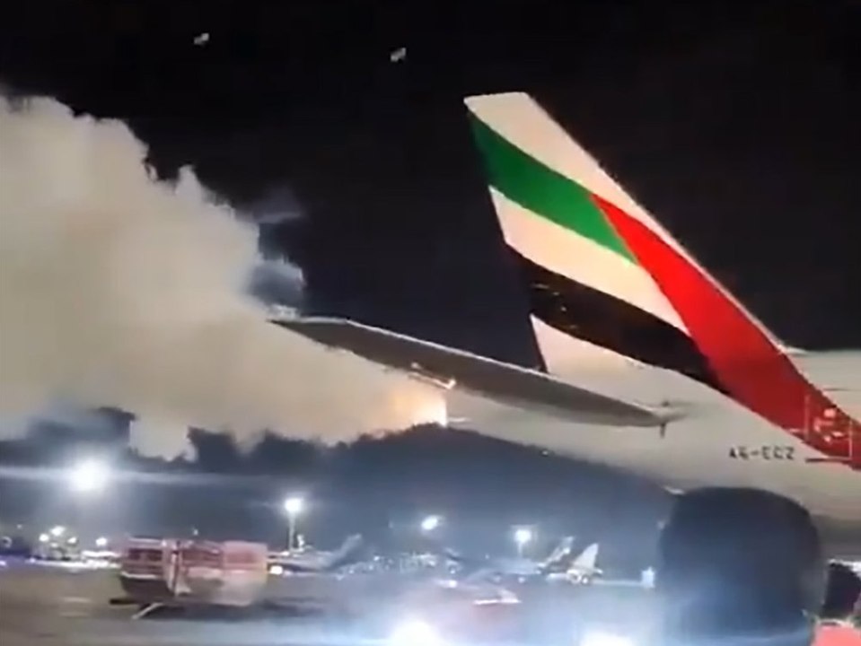 Tank übergelaufen: Rauch schießt aus Ferienflieger