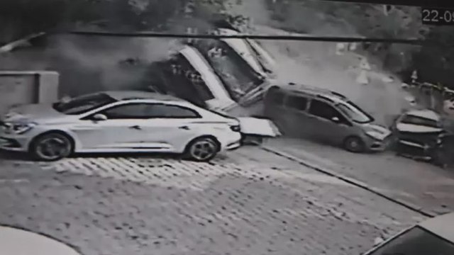 Hatay’da freni patlayan hafriyat kamyonu ortalığı savaş alanına çevirdi! Feci kaza kamerada