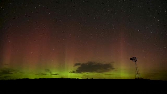 Le spettacolari immagini dell'aurora boreale sopra lo stato di Washington: il timelapse