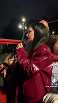 Milano, Laura Pausini sale su un bus scoperto e lascia tutti a bocca aperta ecco perché