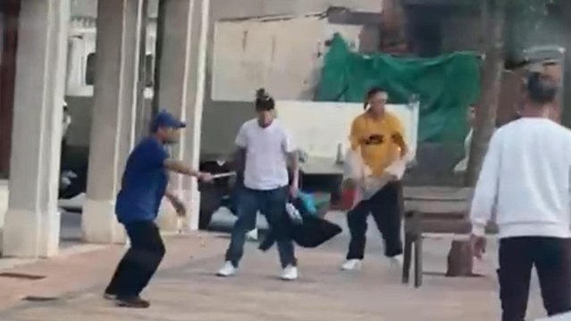VÍDEO | Un hombre amenaza a varias personas con un cuchillo en Íscar