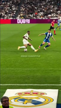 Le dribble parfait de Mbappé... Magique