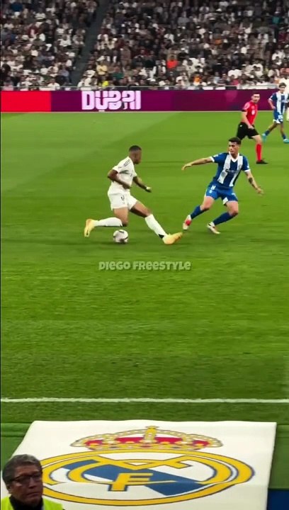 Le dribble parfait de Mbappé... Magique