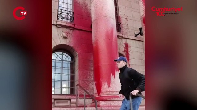 İklim aktivistleri Finlandiya parlamento binasına sprey boya sıktı