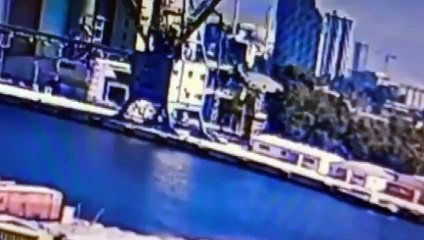 Yer: İzmir… Otomobil denize uçtu!