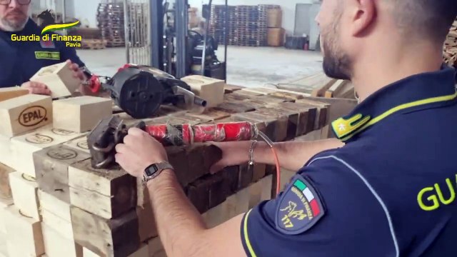 Pavia, fabbrica di pallet con marchi contraffatti: due capannoni sequestrati dalla Finanza