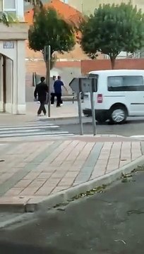 Un hombre amenaza con un gran cuchillo a varias personas en Íscar