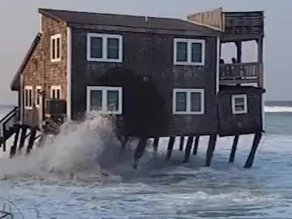 460.000-Dollar-Strandhaus stürzt in den Ozean