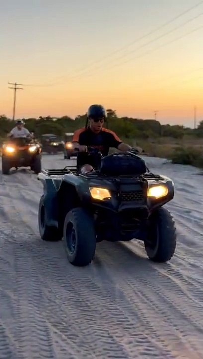 Shawn Mendes aproveita praia na Bahia após show no Rock in Rio