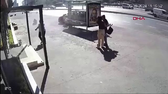 Esenyurt'ta feci kaza: Lastiği patlayan otomobil yaya ve otobüs durağına çarptı!