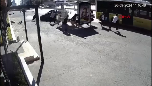 Esenyurt'ta lastiği patlayan otomobil otobüs durağına daldı