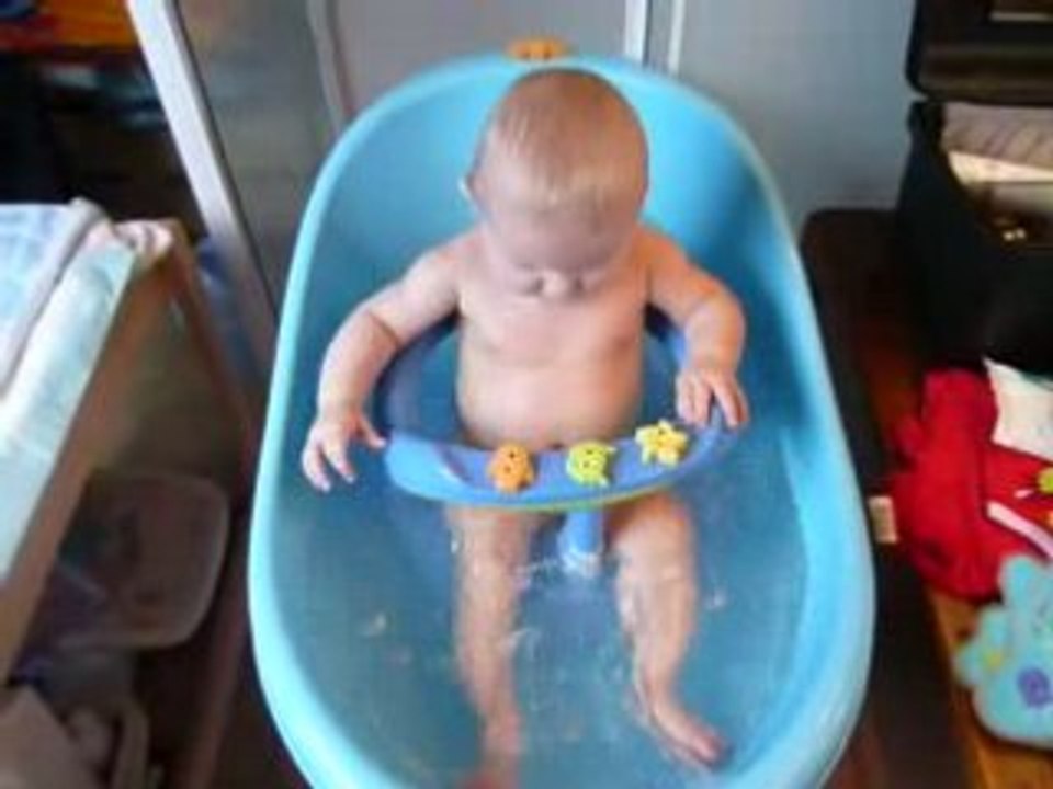 Emma dans son nouveau siège de bain
