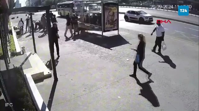 Lastiği patlayan otomobilin otobüs durağına daldığı anlar kamerada