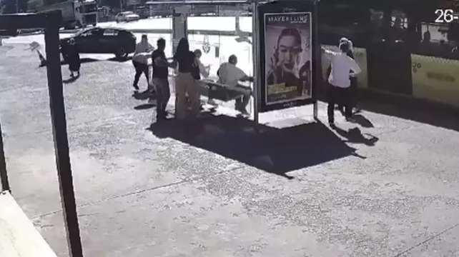 Esenyurt’ta lastiği patlayan otomobil otobüs durağına daldı: O anlar kamerada