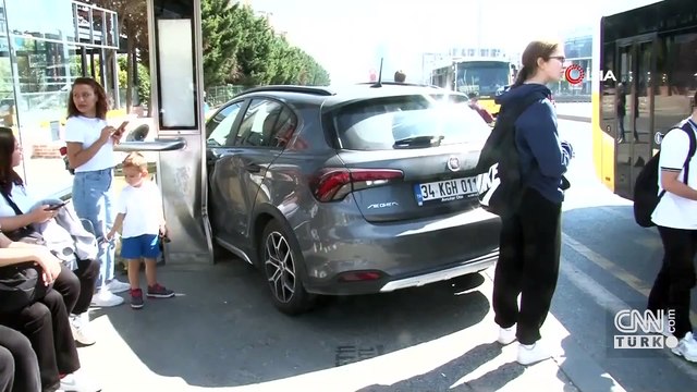 Dehşet dolu anlar: Lastiği patlayan otomobil durağa daldı!