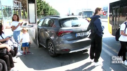 Dehşet dolu anlar: Lastiği patlayan otomobil durağa daldı!