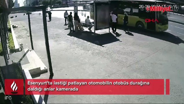 Esenyurt'ta lastiği patlayan otomobilin otobüs durağına daldığı anlar kamerada
