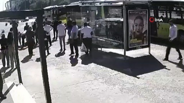 Feci Kaza: Lastiği Patlayan Otomobil Durağa Daldı, Yaya Yaralandı