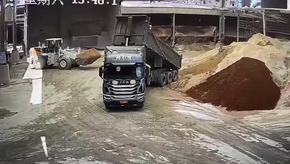 Video: Impactante explosión de un camión, un conductor escapó por segundos