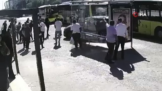 LASTİĞİ PATLAYAN OTOMOBİL KALDIRIMDAKİ YAYAYA ÇARPIP DURAĞA DALDI!