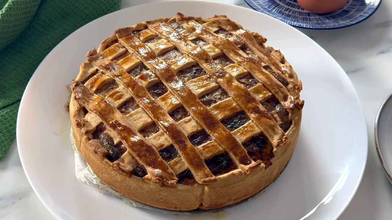 Empanada de berenjena asada con jamón y cebolla caramelizada