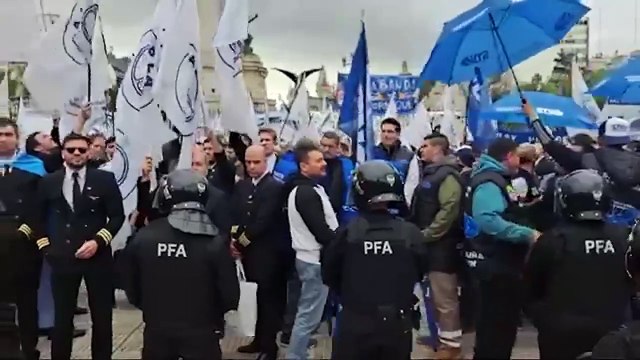 Pilotos, tripulantes y trabajadores de carga se movilizaron contra la privatización de Aerolíneas Argentinas