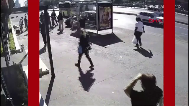 Lastiği patlayan araç önce yayaya çarptı sonra durağa daldı!