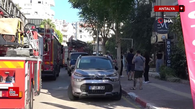 Antalya'da dairede çıkan yangın apartman sakinlerini sokağa döktü