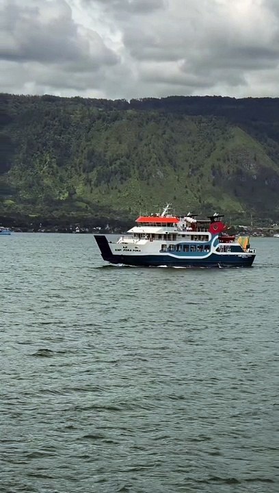 Absen dulu yang udah pernah menyeberang Danau Toba! #backpackerjomblo #danautoba