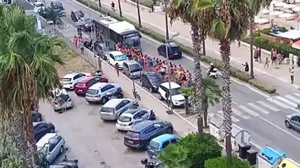 Evviva, ? Ferragosto! E il trenino umano sbuca sulla riviera blocca e passa nel bus pubblico