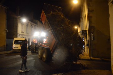 La Coordination Rurale du Lot-et-Garonne décharge du fumier dans les rues de Bazas
