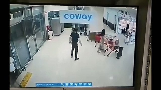 Il sauve une femme en fauteuil roulant grâce à un réflexe impressionnant