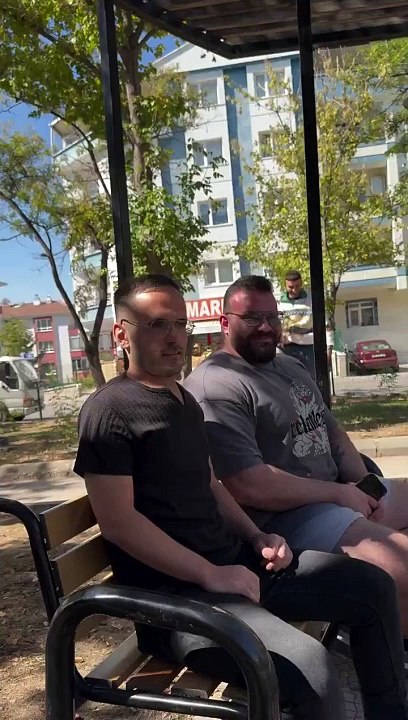 CZN Burak, Mustafa Sözen'e iPhone 16 hediye etti.