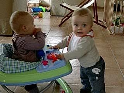 Camille et Noé trotteur 04.2006