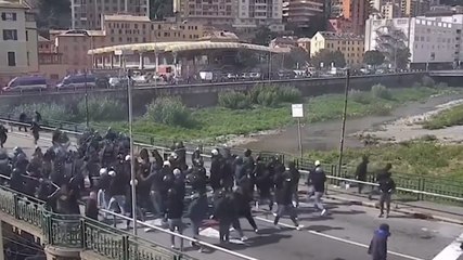 Genova, gli scontri tra tifosi: il video dell'accaduto