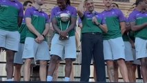 Ibon Navarro, entrenador del Unicaja de Baloncesto, se dirige a las cientos de personas que han acudido al Santuario de la Virgen de la Victoria.